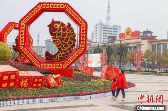 图为江西南昌八一广场，龙年春节主题装饰吸引民众参观。刘力鑫 摄