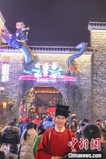 图为江西南昌万寿宫历史文化街区一面墙上的大型龙造型主题装饰。刘力鑫 摄