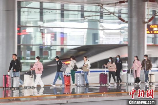 图为江西赣州西站，旅客从站台上走过准备乘车。刘力鑫 摄3