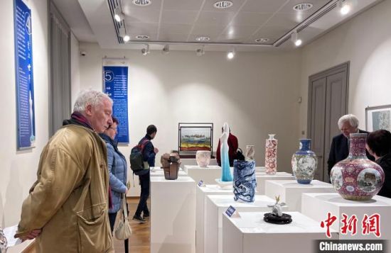 当地时间2月22日下午6时许，“丝路瓷行”——中国景德镇陶瓷文化特展在比利时布鲁塞尔中国文化中心开幕。主办方供图