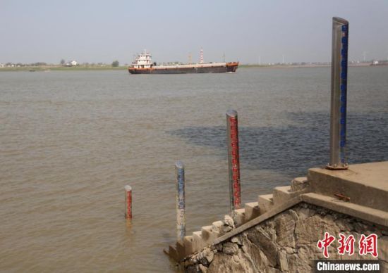 3月25日，位于江西九江市湖口县的长江与鄱阳湖交汇处，一艘轮船行驶在江面上。徐会刚 　摄