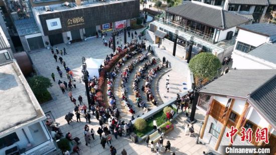 2024年会昌戏剧季期间，会剧场前的开放式剧场上，游客正在观看演出。刘兆春 摄