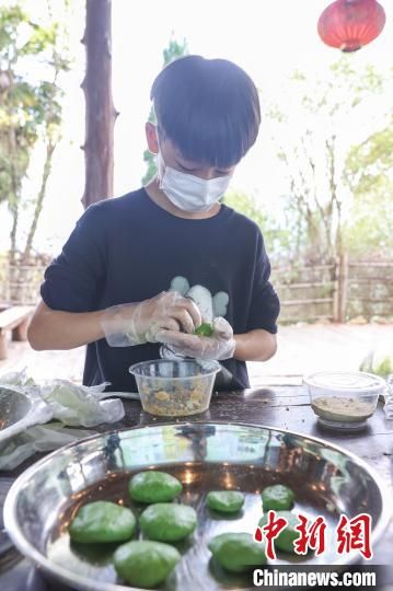 图为香港青年在体验制作江西传统小吃艾米果。刘力鑫 摄