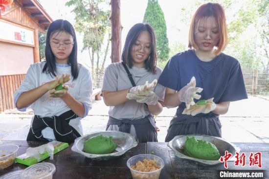 图为香港青年在体验制作江西传统小吃艾米果。刘力鑫 摄2