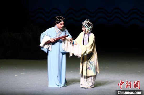 图为饰演王十朋(右)和钱玉莲(左)的赣剧演员在表演中。刘思伟 摄