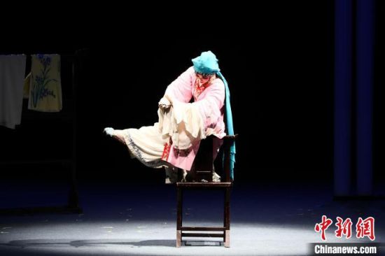 图为饰演钱玉莲的赣剧演员在表演雕窗投江的场景。刘思伟 摄