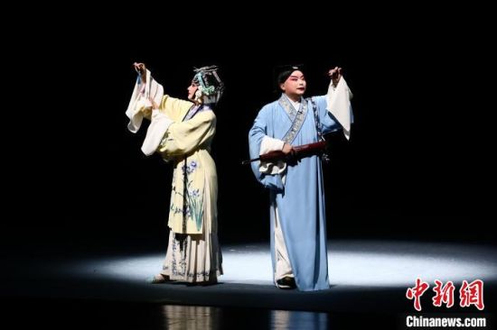 图为赣剧演员饰演的王十朋(右)和钱玉莲(左)分别的场景。刘思伟 摄