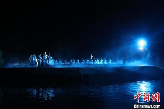 图为《寻梦龙虎山》大型山水实景演出现场。刘力鑫 摄