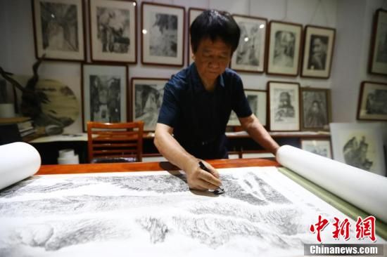 江西艺术家手绘12米长钢笔画《赣鄱山水图》