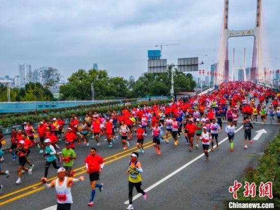 中外3万跑手竞逐南昌马拉松 中国选手李芷萱夺女子全程冠军