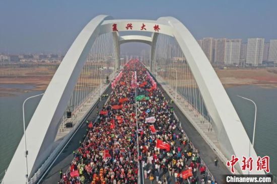 南昌9万市民徒步跨桥健步迎新年 彰显城市活力和魅力