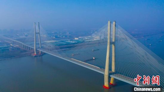 长江“风口”处 40米高空中的铁路守桥人