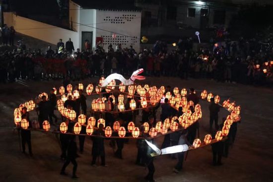Looking at China：Modern Electric Power Escorts Traditional Lantern Performance
