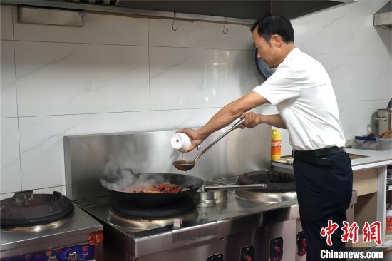江西共青城：舌尖上的小龙虾 吃出千万大产业